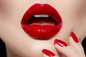 Лаковая помада – достойное средство для любых губ