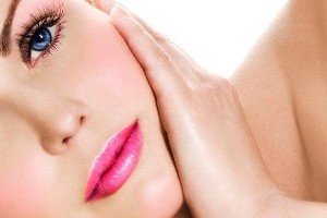 Как необходимо правильно наносить на лицо тональный крем 