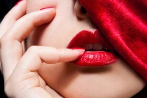 Как правильно наносить красную губную помаду?