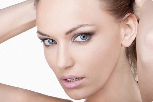 Секреты улучшения формы носа с помощью макияжа