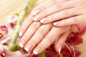 Белые пятна на ногтях