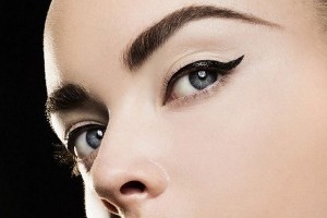 Как нарисовать стрелки на глазах разными косметическими средствами?