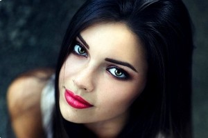 Как красить глаза брюнеткам